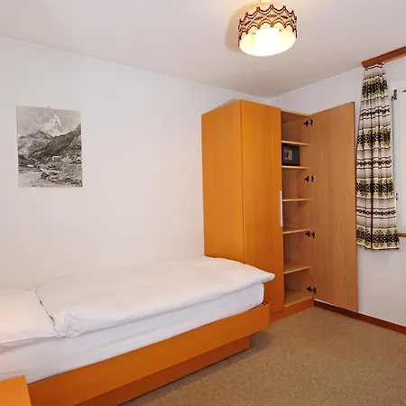 Hotell Alphubel 2*